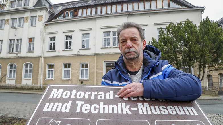Museumsleiter Uwe Brückner präsentiert schon einmal das Schild, das in Kürze am Gebäude  angebracht und ab 7. April die Liebhaber alter Kfz-Technik zu einem ausgiebigen Rundgang einladen wird.