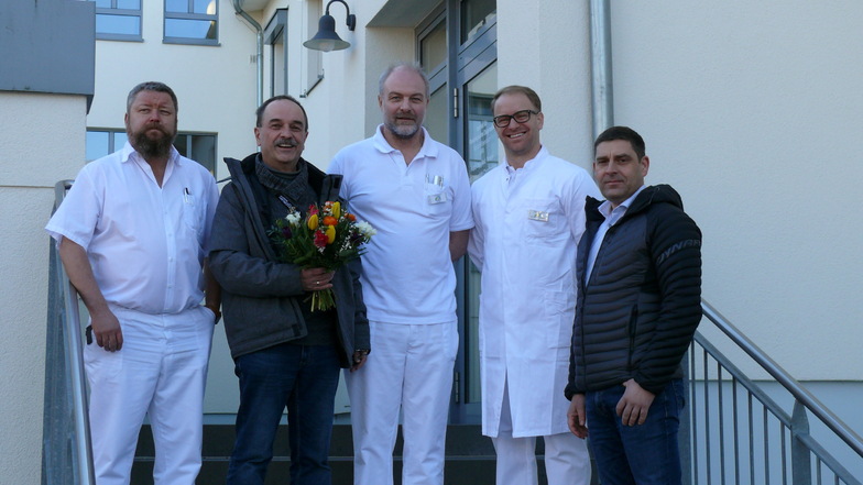 Von links: Oberarzt Jens Hauptig, Hans-Georg Pampel, Oberarzt Steffen Boldt, MuDr. Jiri Petrovski, Geschäftsführer Steffen Thiele vom Klinikum.