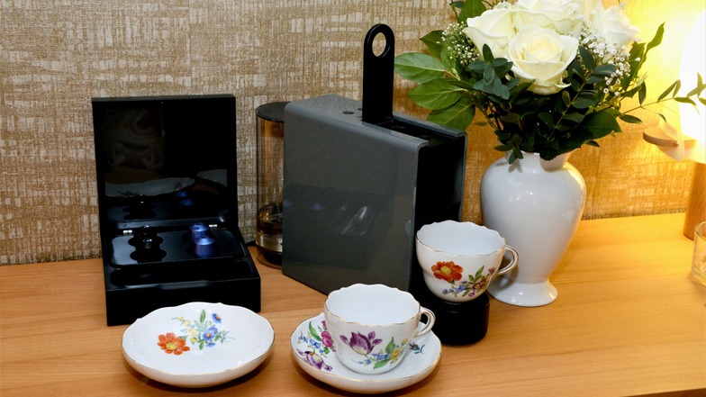 Meißner Porzellan und eine Nespresso-Kaffeemaschine sind Teil der luxuriösen Ausstattung.