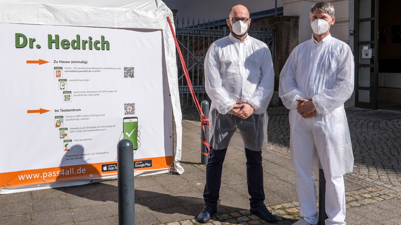 Einer der wenigen Ärzte, der Testungen anbietet, ist Dr. Henry Hedrich (re.) in Görlitz - im Bild mit Martin Winkler, der beim Testen hilft.