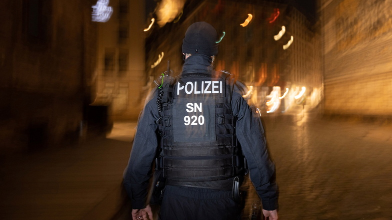 In der Nacht zum Donnerstag hatten es Dresdner Polizisten mit einer angriffslustigen Frau zu tun.