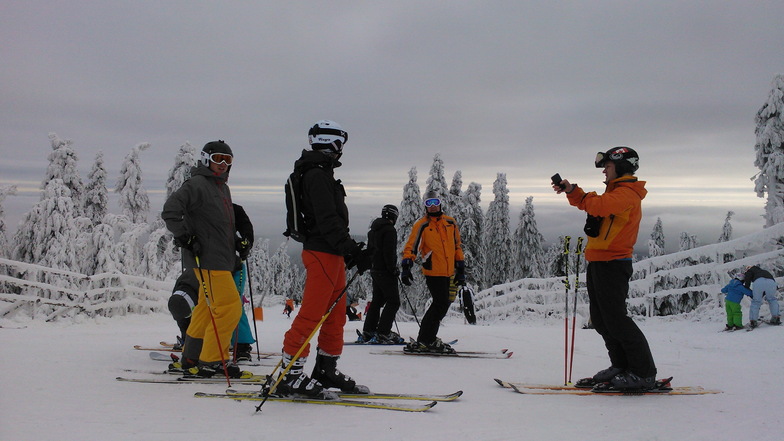 In Klínovec nahe Oberwiesenthal ist Ski fahren noch möglich, wenn auch auf weniger Pisten als das Ressort bei guter Schneelage bieten könnte.