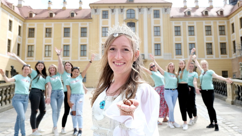Gelungene Überraschung: Nantje Conradi feierte als stilechtes Aschenbrödel ihren Junggesellinnenabschied mit einem Besuch auf Schloss Moritzburg.