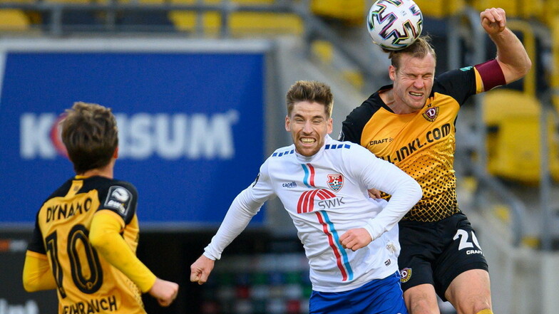 Dynamos-Kapitän Sebastian Mai gewinnt gegen Uerdingens Kolja Pusch den Ball. In der Abwehr steht Dynamo sicher.