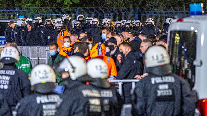 Polizisten sichern die Fan-Ankunft am Stadion. Wie Dynamo mitteilt, sind alle Fans rechtzeitig zum Spielbeginn im Stadion gewesen.