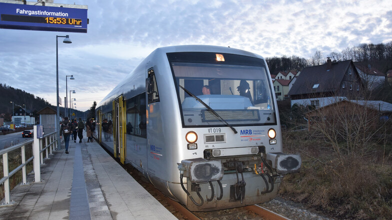 Noch fährt die Mitteldeutsche Regiobahn (MRB) - wie hier in Schlottwitz bei Glashütte  - auf den Strecken rund um Dresden. Das könnte sich Ende 2021 ändern.