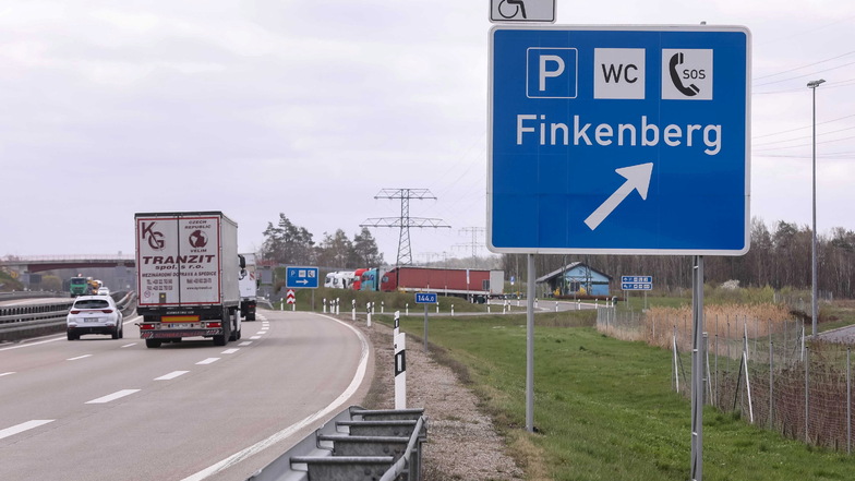 Symbolfoto: Für einen der Unfallfahrer endete die Fahrt am Dienstag auf dem Autobahnrastplatz Finkenberg, kurz vor dem Abzweig Radeburg.
