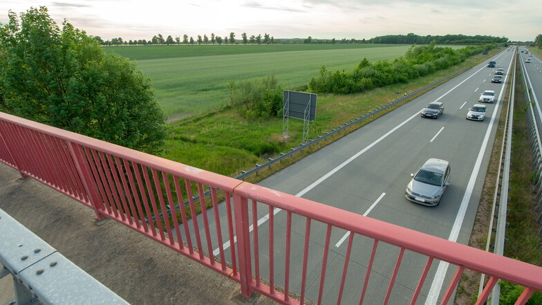 Die A13, aufgenommen von einer anderen Autobahnbrücke: der zwischen Liega und Schönfeld.