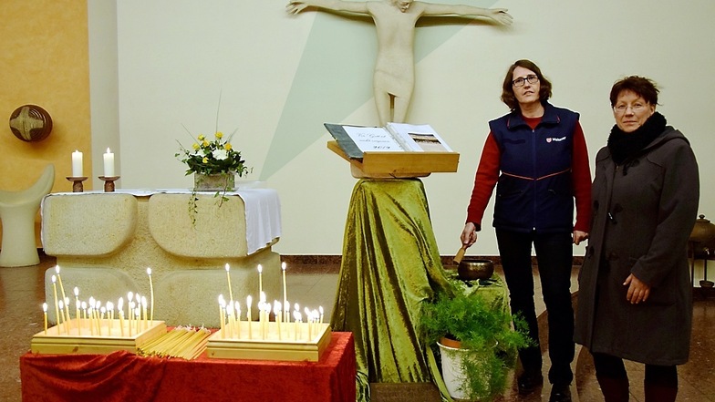 Sabine Mischner und Lydia Richter nach der Gedenkveranstaltung für die Verstorbenen des Jahres 2019 im Gemeindezentrum St. Thomas Morus.