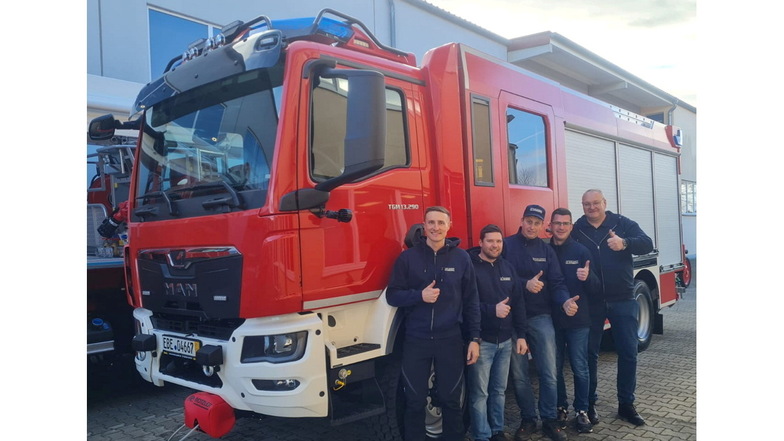 Endlich! Nach fünf Jahren Planung und einer Liefer- und Wartezeit von 37 Monaten haben nun auch Feuerwehrleute aus Gleisberg ein nagelneues HLF 20 beim Hersteller aus der Nähe von München abholen können. Die Freude ist den Männern anzusehen.