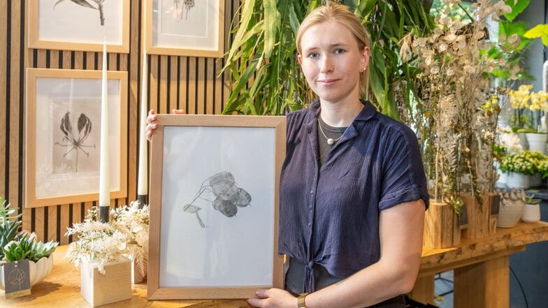 Floristin und Künstlerin Sophia Kleffe aus Großenhain stellt Bleistiftzeichnungen im Geschäft Floristik und Dekoration von Tina Reimer in Großröhrsdorf aus.