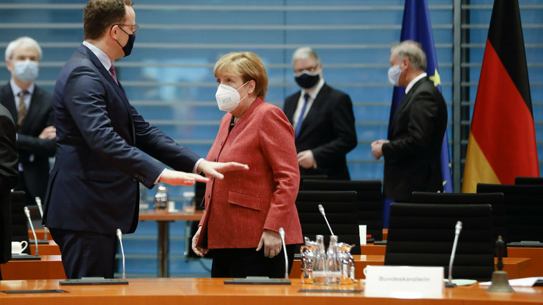 Bundeskanzlerin Angela Merkel (M) unterhält sich mit Gesundheitsminister Jens Spahn (2.v.l, beide CDU) bei der wöchentlichen Kabinettssitzung der Bundesregierung im Kanzleramt.