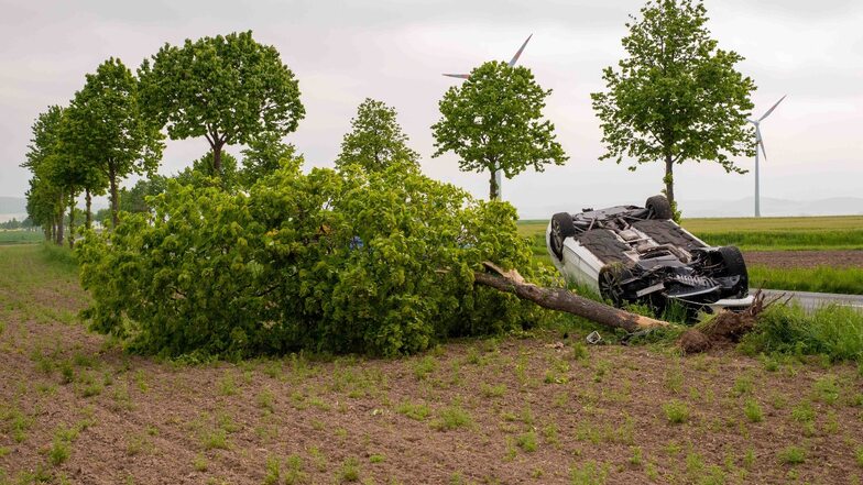 Kunnersdorf: Auto fährt gegen Baum und überschlägt sich