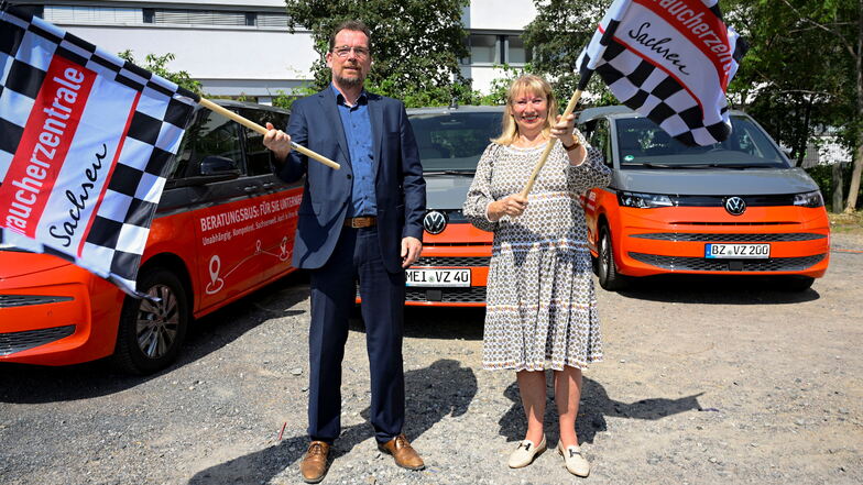 Petra Köpping, Sachsens Sozialministerin, schwenkt zusammen mit Andreas Eichhorst, Vorstand der Verbraucherzentrale Sachsen, offiziell die Startflagge für die mobile Beratung.