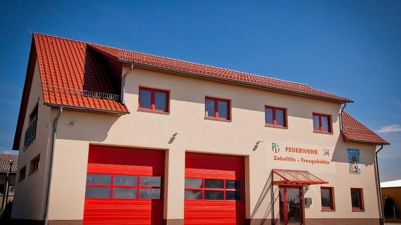 Das Gerätehaus der Feuerwehr Zabeltitz-Treugeböhla ist schick – aber zu klein.