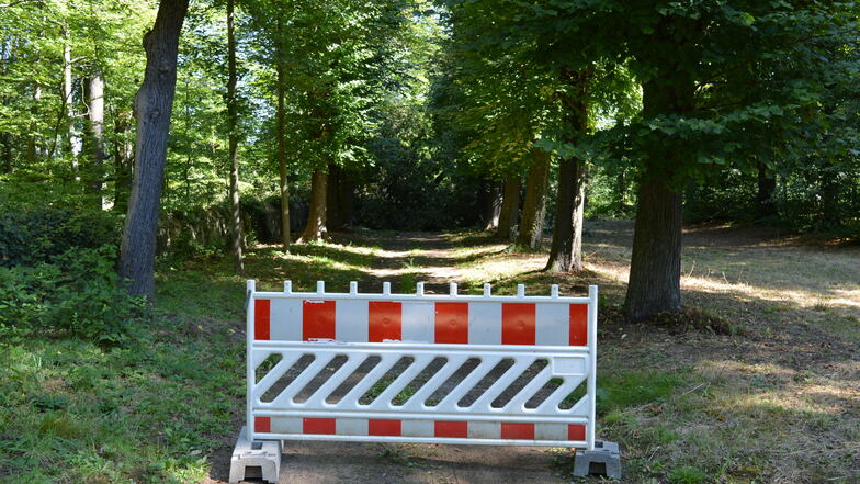 Auch dieser Weg ist nach herabgestürzten Ästen im Barockgarten Zabeltitz gesperrt.