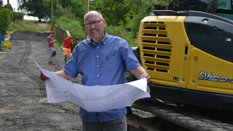 Carsten Bergmann, Betriebsleiter des Eigenbetriebes Abwasserentsorgung der Gemeinde Großpostwitz, hat den Straßenbau in Mehltheuer mit geplant. Die Arbeiten begannen vor wenigen Tagen.