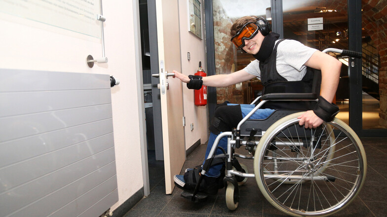 Die Behindertentoilette hat SZ-Redakteur Stefan Lehmann gefunden, aber ganz ohne Hürden war der Weg dorthin nicht. Mit Rollstuhl und einem Altersanzug konnten sich Rathausmitarbeiter in die Probleme älterer Menschen hineinversetzen.