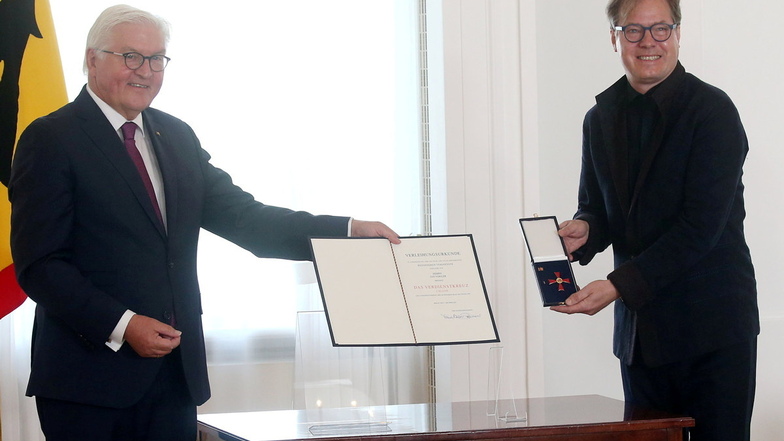 Bundespräsident Frank-Walter Steinmeier verleiht im Schloss Bellevue den Orden an Jan Vogler.