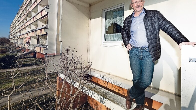 Frank Woithe ist Vorstandsvorsitzender der Wohnungsgenossenschaft Königswartha. Er hat in der nächsten Zeit viel vor. Unter anderem sollen Ein-Raum-Wohnungen kleine Balkone erhalten. Die Fläche dafür ist wie hier schon vorbereitet.