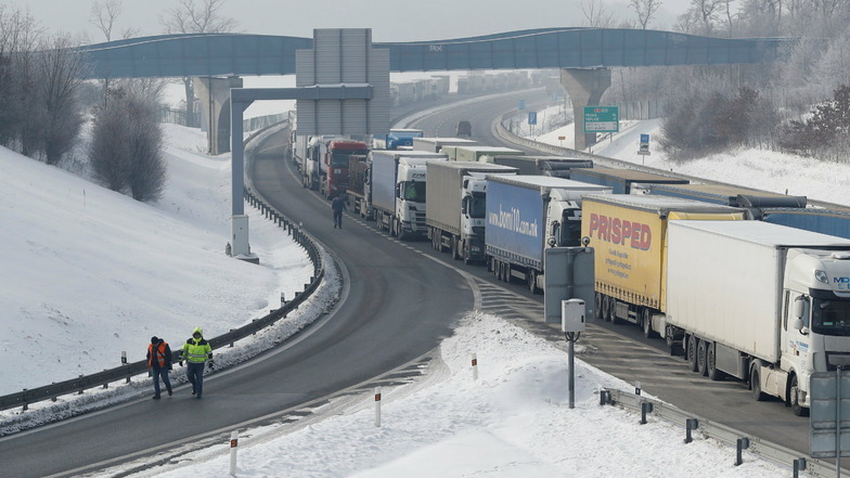 Nichts geht mehr am Montag auf der Autobahn bei Ústí nad Labem (Aussig an der Elbe) in Richtung Dresden. Wegen der corona-bedingt eingeführten Grenzkontrollen stauen sich die Lkw kilometerweit.
