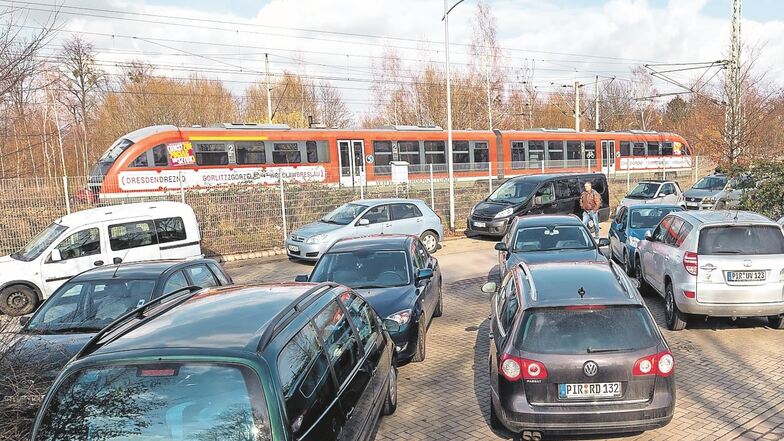 Der P+R-Parkplatz am Bahnhof in Pirna ist morgens schnell voll. Weil immer öfter eine S-Bahn fährt, ist die Strecke für Pendler attraktiv.