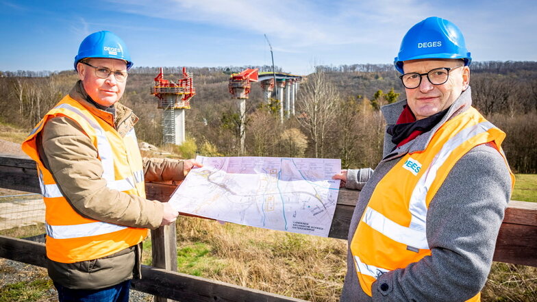 "Das Tal aufhübschen." Die Deges-Ingenieure Bernd Urbank (l.) und Bernhard Blümel blicken vom Kohlberg aus auf die Brückenbaustelle.