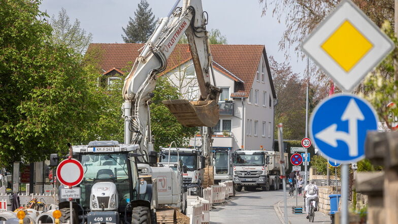 Stadtwerke-Baustelle im Bereich Hauptplatz/Oberer Platz: Vorübergehend ist die Durchfahrt jetzt frei.