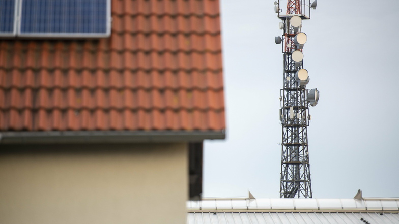 Dieser Mobilfunkmast im Gewerbegebiet Boxdorf gehört zu den drei Standorten, an denen Vodafone jetzt erstmals im Landkreis Meißen 5G-Antennen in Betrieb genommen hat. Weitere Mobilfunkstandorte des Anbieters im Kreis sollen folgen.