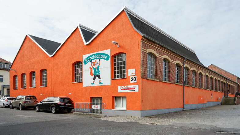Das Schild des Unternehmens Eurofuchser hängt noch an der Halle auf dem Aicher-Gelände in Bischofswerda. Jetzt will dort ein Online-Händler einziehen.