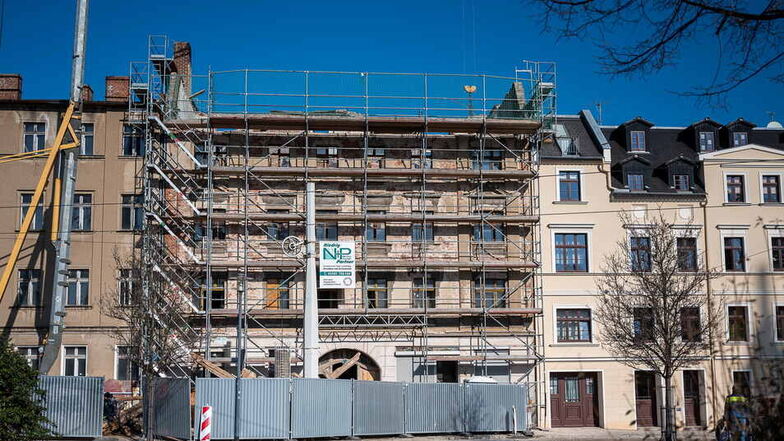 Das baufällige Haus Heilige-Grab-Straße 83 in Görlitz wird derzeit gesichert, damit es nicht einstürzt.