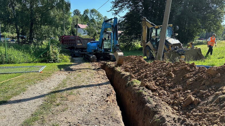 Ein Bagger zieht einen Graben für die neue Wasserversorgung des Hradeker Ortsteils Václavice.