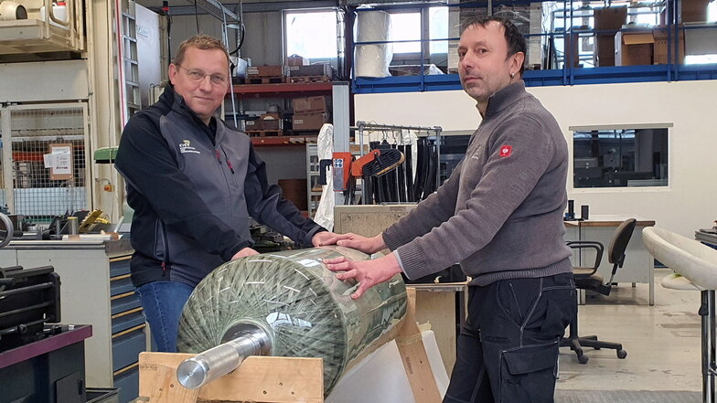 Geschäftsführer Markus Mütsch (links) und der wissenschaftliche Mitarbeiter Mario Kirchner präsentieren einen Bremsdruckbehälter für Bahntechnologie.