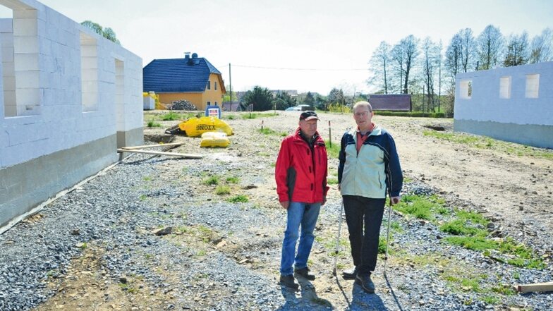 Volkmar Schurig und Dieter Müller freuen sich über die Eigenheime in Kleinnaundorf. Zwei Häuser sind bereits im Bau, die nächsten zwei kommen noch.