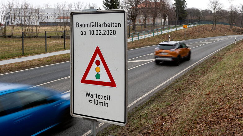 Zwischen Bischofswerda, Schönbrunn und Wölkau lässt die Stadt in den nächsten zwei Wochen rund 200 Bäume fällen. Staugefahr! Schilder weisen seit dieser Woche darauf hin.