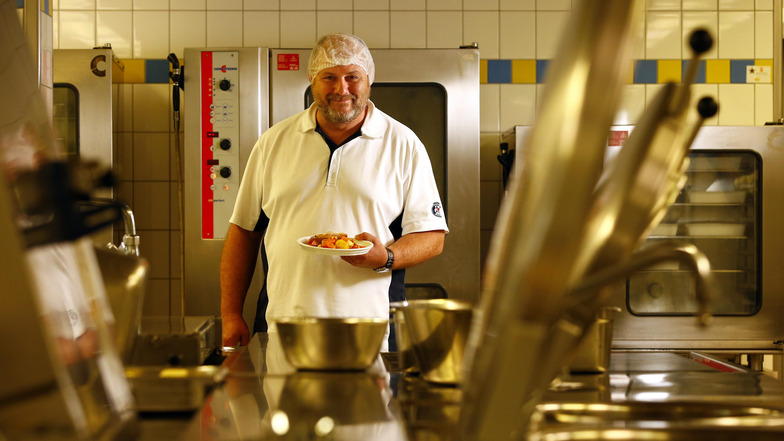 Dieter Schlicht leitet die Küche am Kamenzer Krankenhaus. Etwa 1 000 Essen werden hier täglich zubereitet.