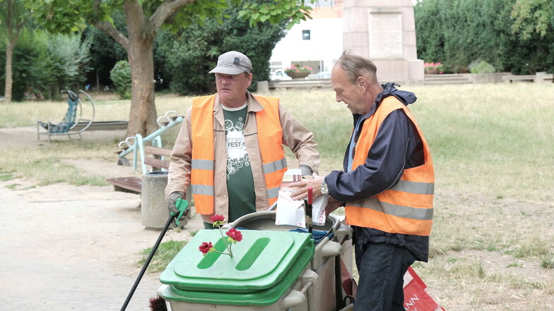 Maik (l.) und Dietmar im Käthe-Kollwitz-Park. Die beiden Ein-Euro-Jobber sorgen dafür, dass Meißen sauber bleibt.
