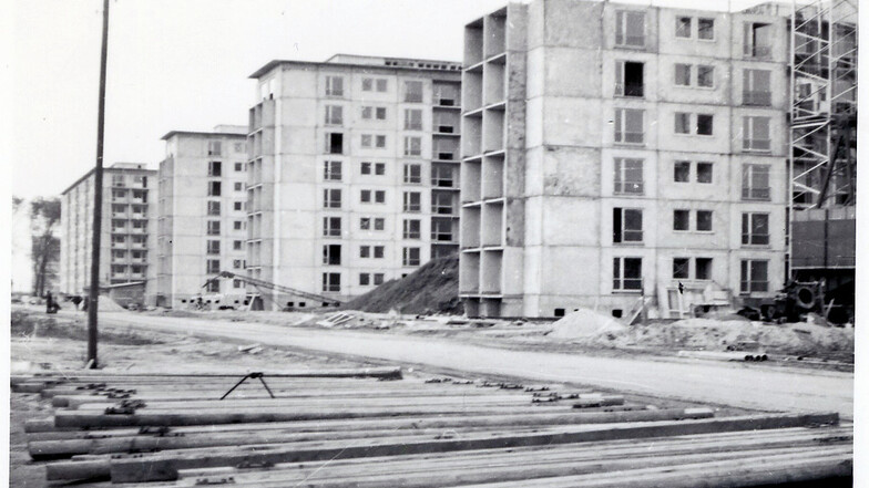 Die Achtgeschosser an der heutigen Bautzener Allee, vormals Wilhelm-Pieck-Straße, vormals Magistrale, entstanden zwischen 1959 und 1962, also genau in jener Zeit, die der Perspektivplan für das Wirtschaftsgebiet Hoyerswerda, Spremberg, Weißwasser abdec