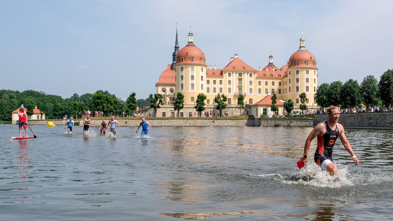 Jedes Jahr im Juni lockt der Schlosstriathlon in Moritzburg auch tausende Freizeitsportler an. Jetzt müssen sich die Organisatoren vor Gericht erklären.