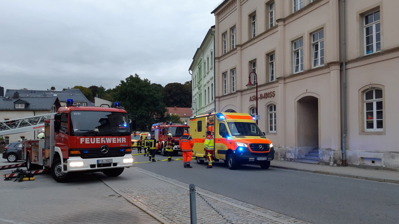 Alle verfügbaren Rettungskräfte wurden zum Sebnitz-Center geschickt. Die Rettungsleitstelle musste von mehreren Opfern ausgehen.