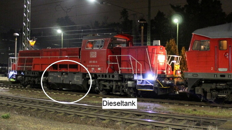 Die verunglückte Rangierlok wird von einer anderen Diesellok vorsichtig in den Röderauer Bahnhof geschoben. Der weiße Kreis markiert den Dieseltank an der Lok.