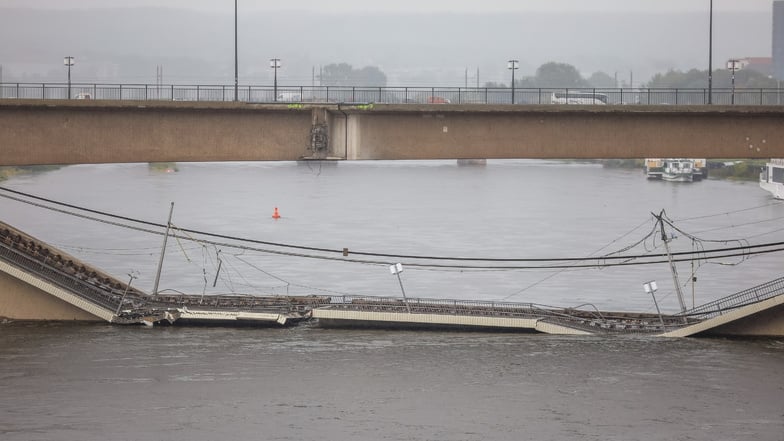 Der eingestürzte Teil wird während des Hochwassers in der Elbe liegenbleiben. Der Fluss hat das Brückenteil am späten Nachmittag fast überspült.