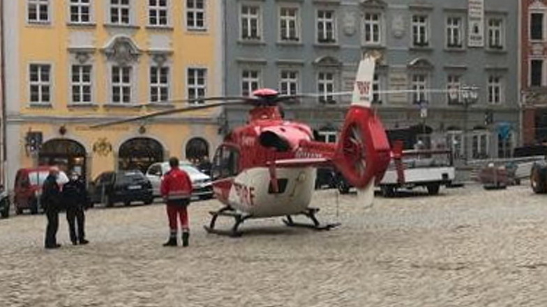 Ein Rettungshubschrauber sorgte Donnerstagmittag auf dem Hauptmarkt in Bautzen für Aufsehen.