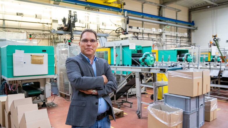 Betriebsleiter Thomas Ehrlich steht in der Produktionshalle seiner Firma. Mit einer finanziellen Beteiligung hat er mit dazu beigetragen, der Goerlich Kunststofftechnik GmbH eine Zukunft zu geben.