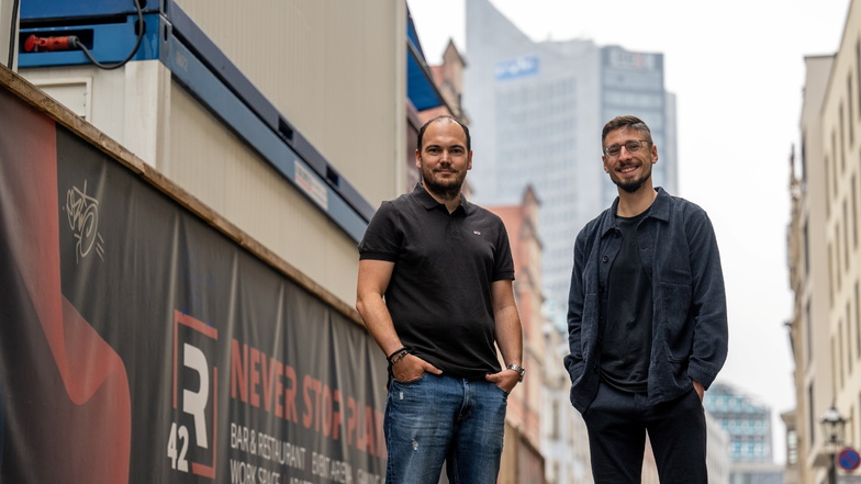 Christopher Siebenhüner (l) und Tom Potutschek stehen am künftigen Standort ihres Projektzentrums in Leipzig. Das Projekt R42 soll der Gaming-Branche in Mitteldeutschland einen Aufschwung bringen.