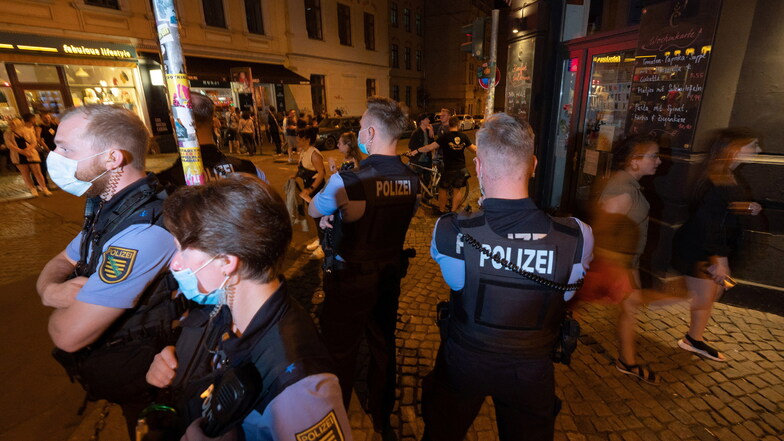 Polizisten sind wieder im Dauereinsatz am Dresdner "Assi-Eck".