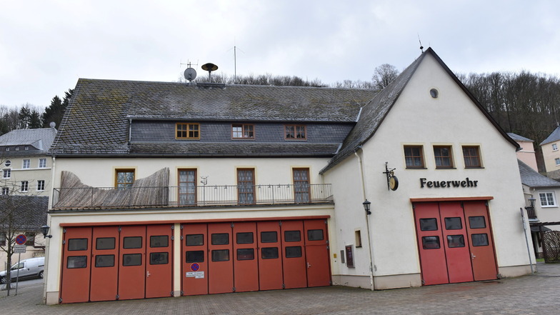 Das Gerätehaus der Glashütter Feuerwehr bekommt ein neues Dach. Auch einige Fenster sollen erneuert werden.