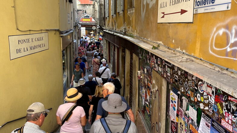 Besucher drängen sich in der "Calle de la Madoneta", eine der engen Gassen in Venedig.