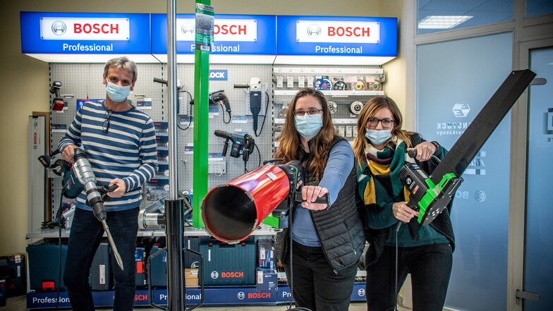 Lutz Löwe (von links), Nicole Trifan und Madlen Gabsch mit einigen der Elektrogeräte, die man jetzt bei der Partzsch Elektrowerkzeuge und Geräte GmbH ausleihen und kaufen kann. Das Angebot richtet sich vor allem an Handwerker.