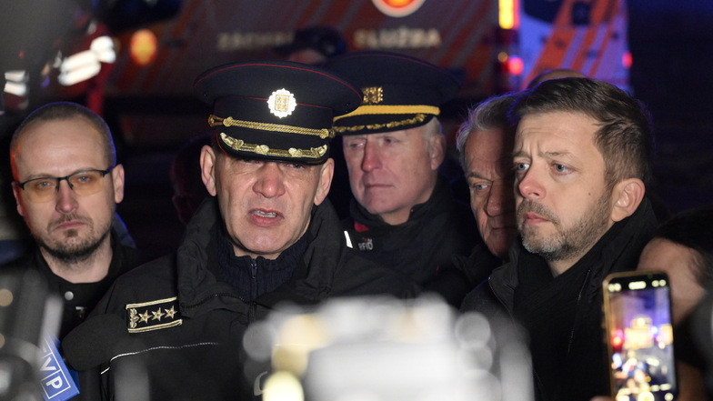 Polizeipräsident Martin Vondrášek (zweiter von links) spricht zu den Medien. Bei Schüssen an einer Hochschule in der Prager Innenstadt sind mehrere Menschen getötet und verletzt worden.